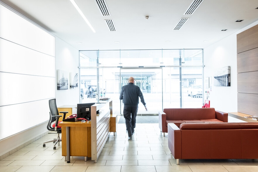 5 West Victoria Dock Rd, Dundee to rent - Building Photo - Image 3 of 7