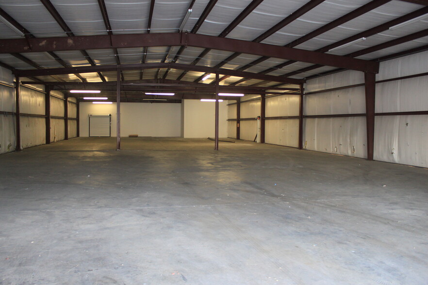 107 Industrial Park Dr, Hollister, MO for rent - Building Photo - Image 3 of 4