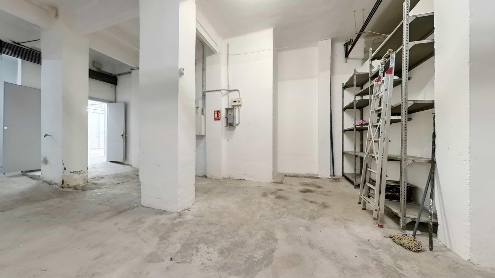 Retail in Santa Coloma de Gramenet, Barcelona to rent Interior Photo- Image 1 of 6