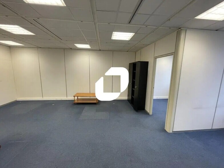 Office in Maisons-Alfort to rent - Interior Photo - Image 3 of 9