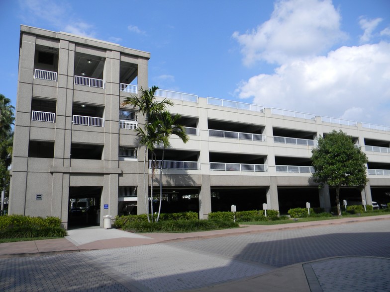 2385 NW Executive Center Dr, Boca Raton, FL for rent - Building Photo - Image 2 of 7