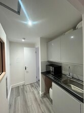 135 Notting Hill Gate, London to rent Interior Photo- Image 2 of 4