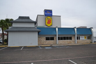 4910 San Bernardo Ave, Laredo, TX for rent Building Photo- Image 1 of 7