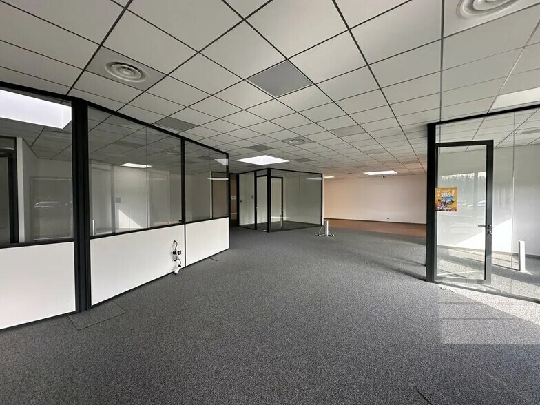 Office in ILLKIRCH-GRAFFENSTADEN to rent - Building Photo - Image 2 of 5