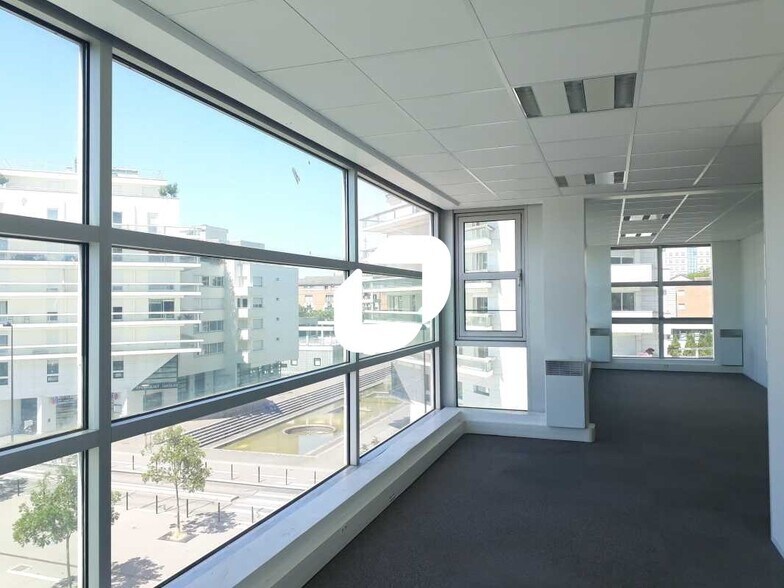 Office in Guyancourt to rent - Building Photo - Image 2 of 6