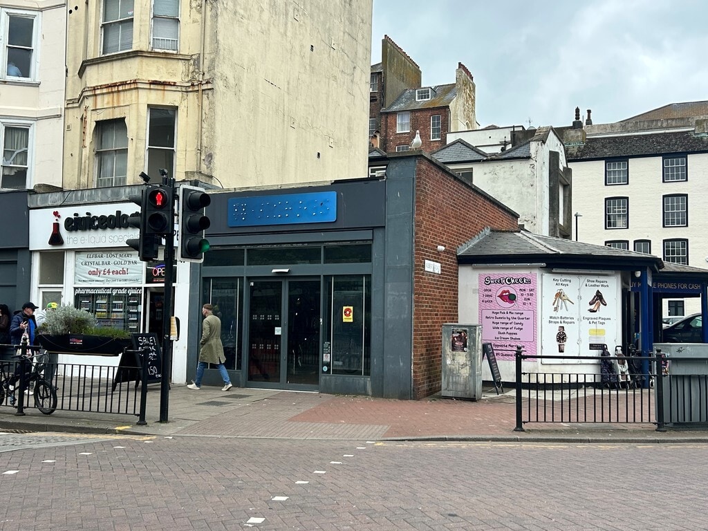 13 Queens Rd, Hastings to rent Building Photo- Image 1 of 2