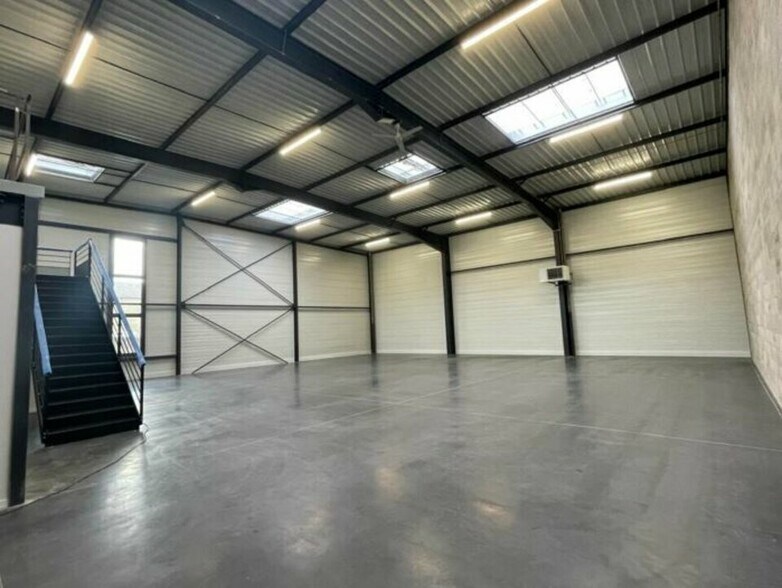 Light Industrial in Saint-Priest to rent - Building Photo - Image 3 of 11