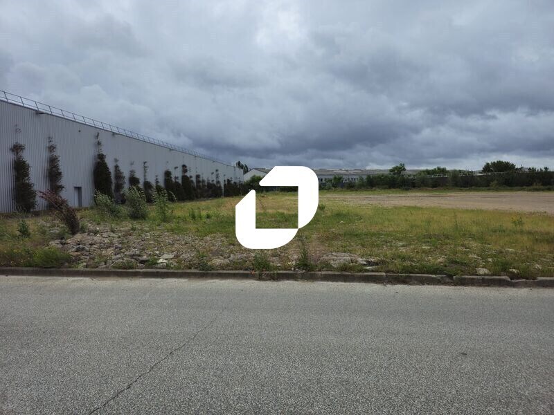 Land in La Courneuve to rent Building Photo- Image 1 of 11