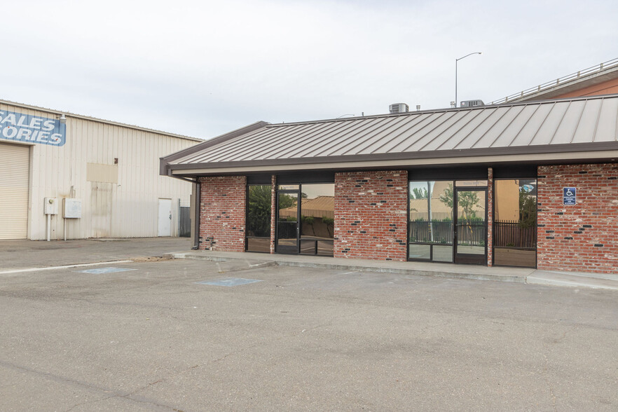 1330 W Fremont St, Stockton, CA for rent - Building Photo - Image 2 of 3