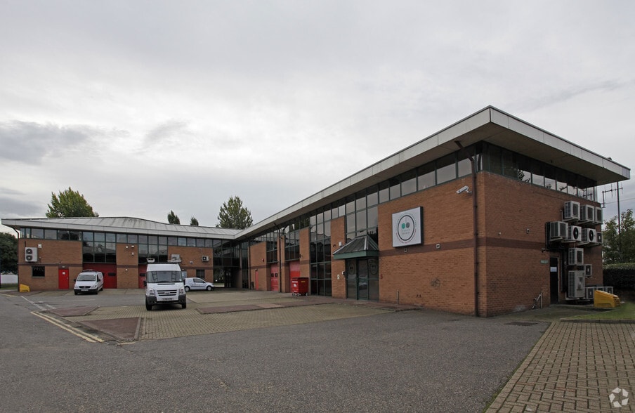 Cray Ave, Orpington to rent - Primary Photo - Image 1 of 5