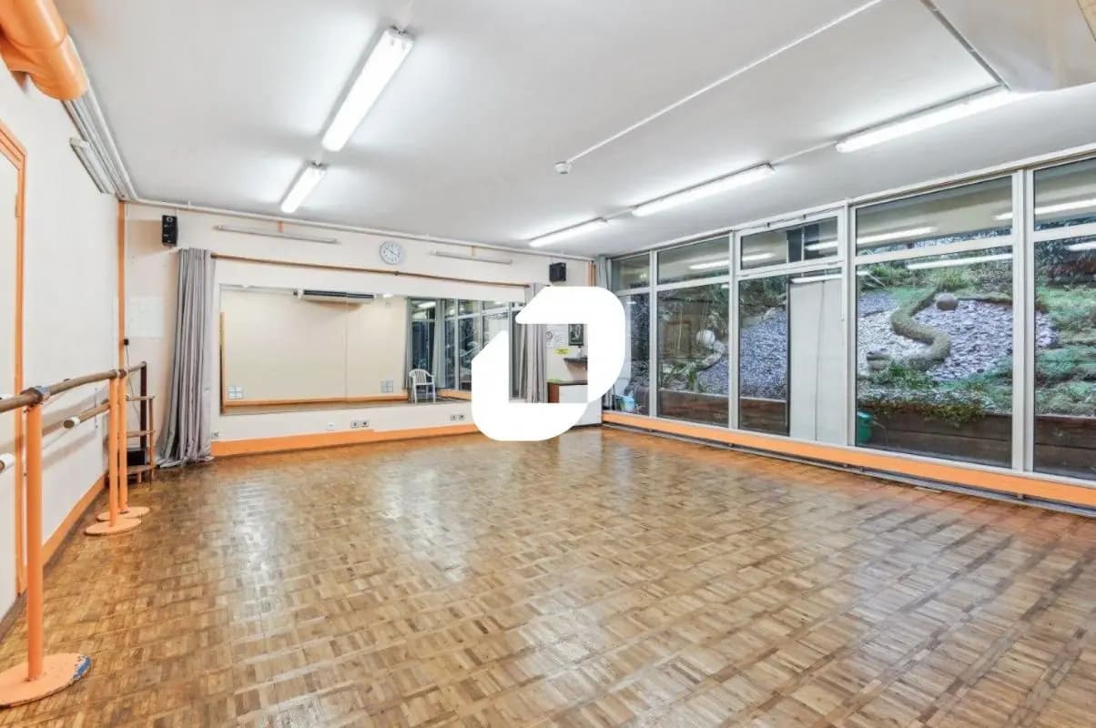 Office in Paris for sale Building Photo- Image 1 of 15