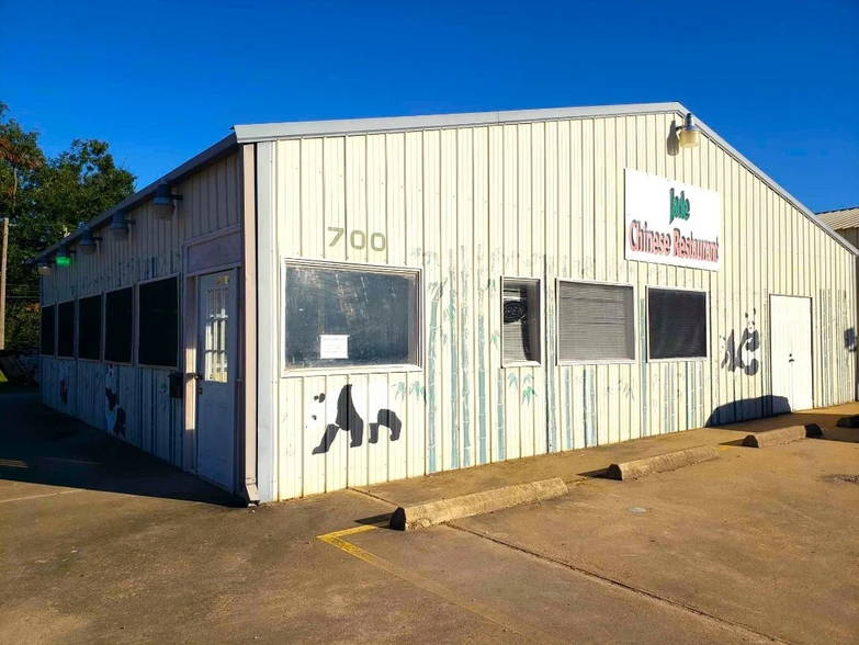 700-702 N Hinckley St, Holdenville, OK for sale - Building Photo - Image 1 of 15