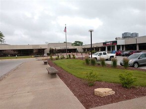 200 E 90th St, Davenport, IA for rent Building Photo- Image 1 of 6