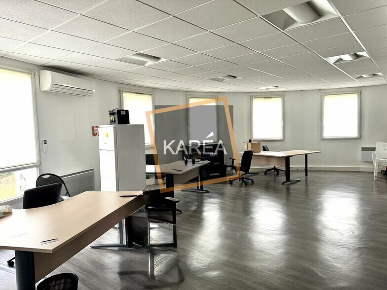 Office in Magny-le-Hongre to rent - Interior Photo - Image 2 of 5
