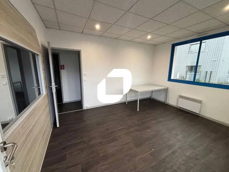 Office in Le Haillan to rent - Building Photo - Image 2 of 6