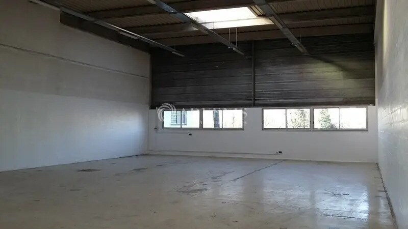 Light Industrial in Champs-sur-Marne to rent - Interior Photo - Image 3 of 4