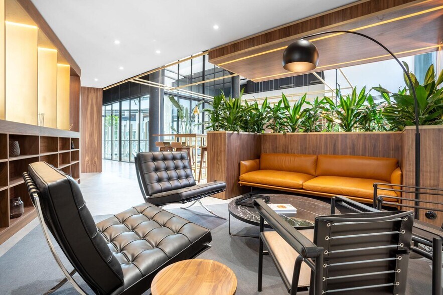 Office in Bordeaux to rent - Lobby - Image 1 of 5