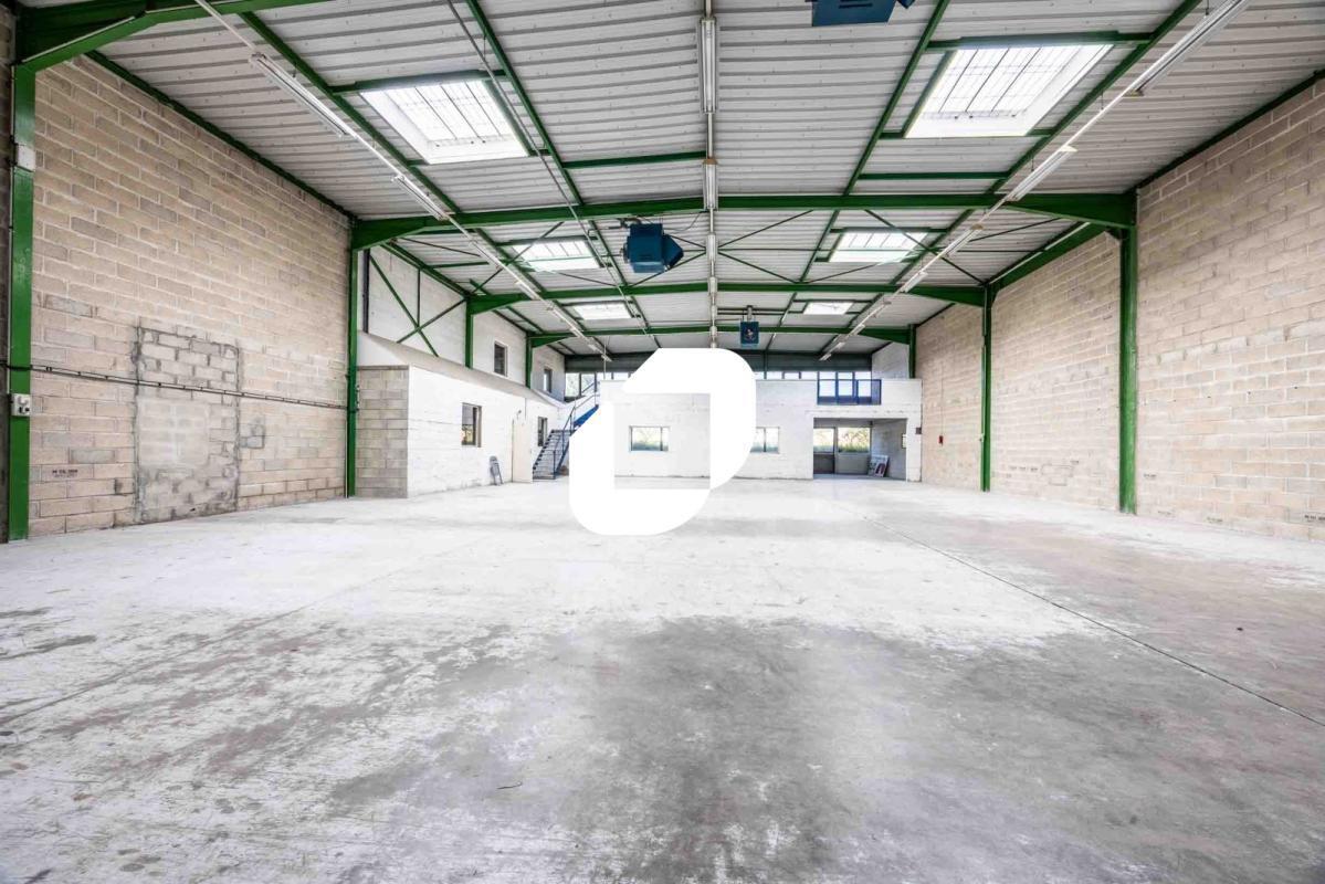 Light Industrial in Saint-Thibault-des-Vignes to rent Interior Photo- Image 1 of 23