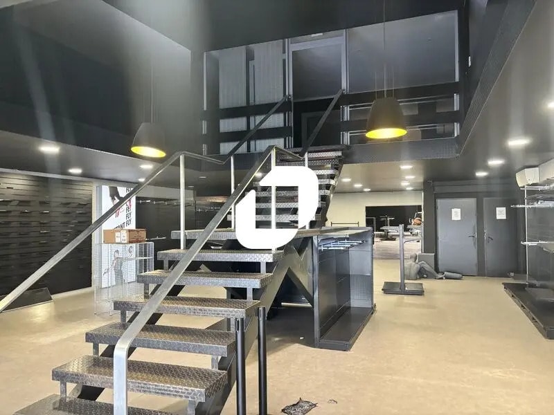 Location Commerce 689 m² - Photo 1