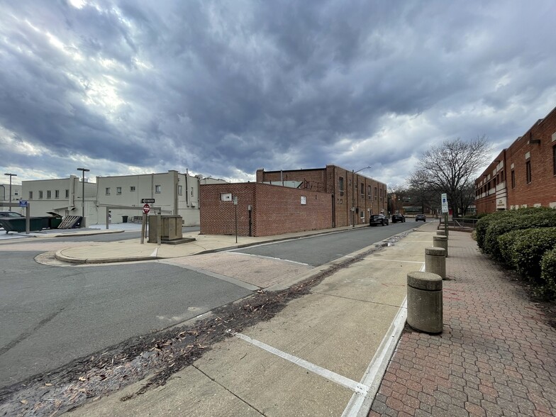 2423-2425 Mount Vernon Ave, Alexandria, VA for rent - Building Photo - Image 3 of 6