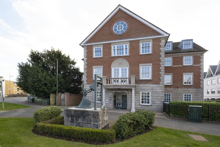 124 Bridge Rd, Chertsey to rent - Building Photo - Image 1 of 13