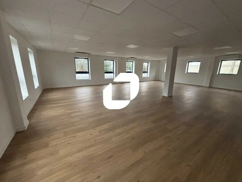 10 Quai De La Borde, Ris-Orangis to rent - Interior Photo - Image 2 of 33