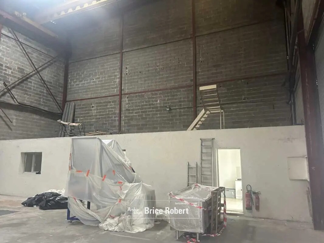 Light Industrial in Vaulx-en-Velin to rent Building Photo- Image 1 of 2