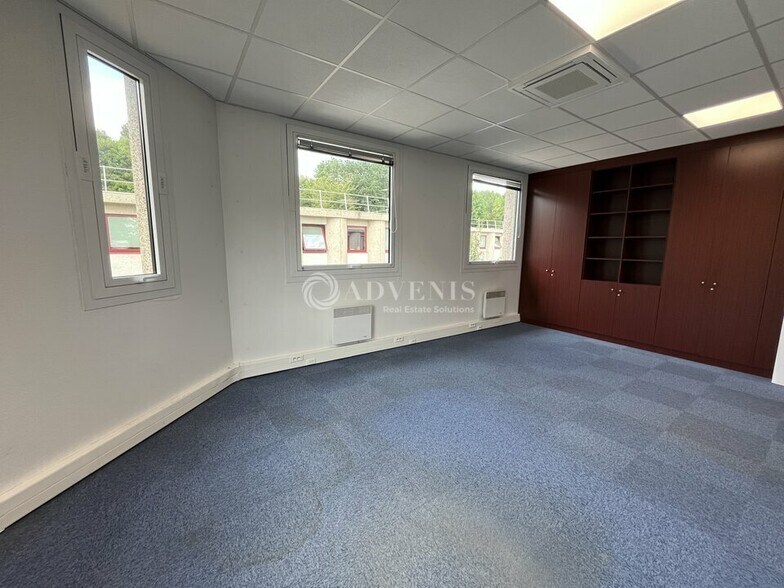 Office in Tremblay-en-France to rent - Interior Photo - Image 3 of 6