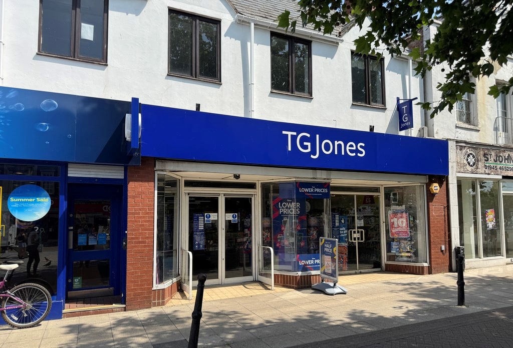 36-37 Market Pl, Wisbech to rent Building Photo- Image 1 of 3