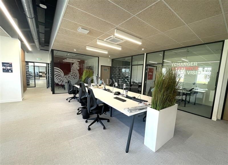 Office in Tremblay-en-France to rent - Building Photo - Image 2 of 10