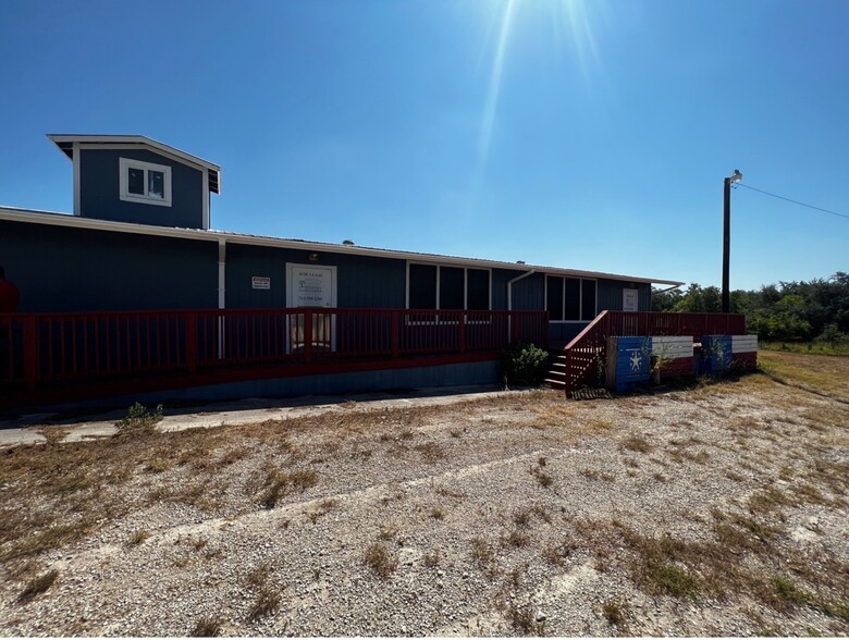 8508 Us-181 Hwy, Floresville, TX for rent - Building Photo - Image 1 of 3