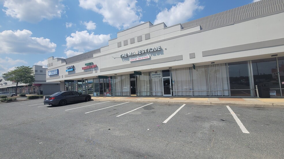 5301-5323 E Independence Blvd, Charlotte, NC for rent - Building Photo - Image 2 of 9