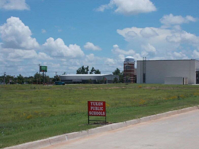 110-115 Yukon Crossing Ave, Yukon, OK for sale - Building Photo - Image 2 of 5