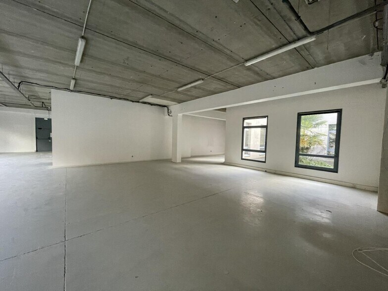 Light Industrial in Roissy-en-France to rent - Building Photo - Image 2 of 5