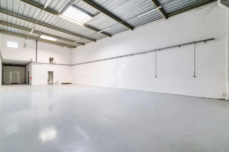 Light Industrial in Chilly-Mazarin to rent - Interior Photo - Image 3 of 8