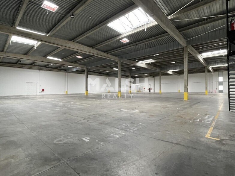 Light Industrial in Corbas to rent - Interior Photo - Image 2 of 13