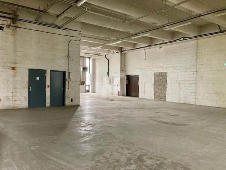 Light Industrial in Rungis to rent - Building Photo - Image 3 of 5