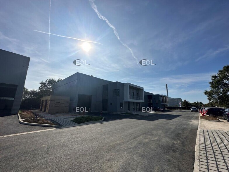 Light Industrial in Chanteloup-en-Brie to rent - Building Photo - Image 2 of 8