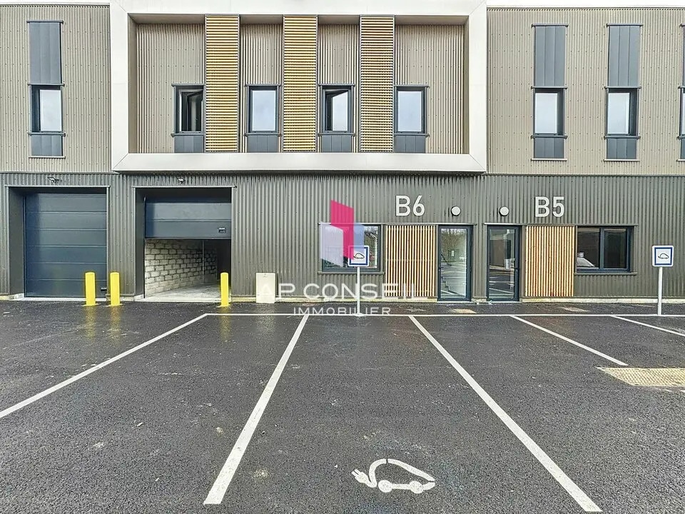 Light Industrial in Les Mureaux to rent Building Photo- Image 1 of 13