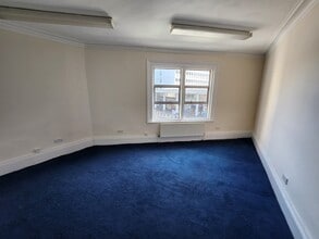 42 The Broadway, London to rent Interior Photo- Image 2 of 5