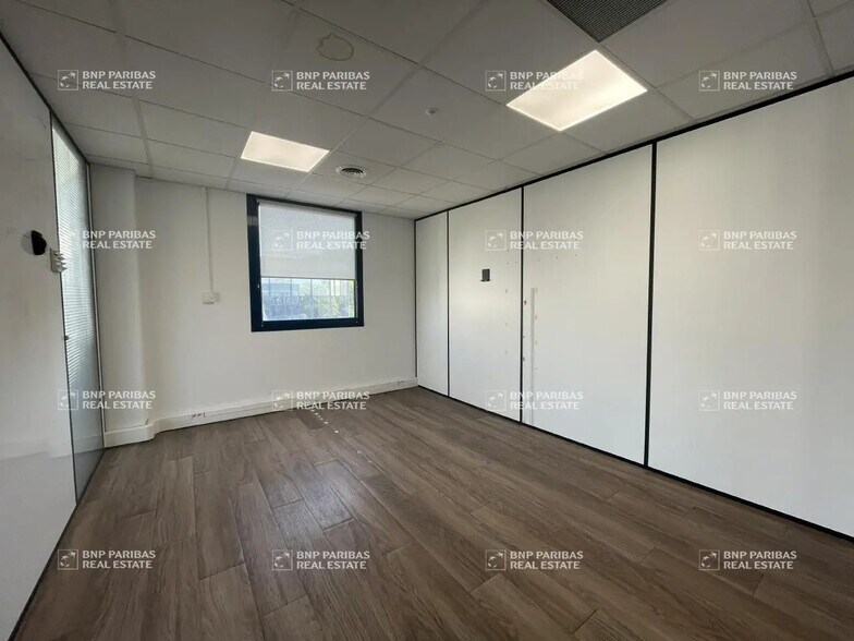 Office in Aix-en-Provence to rent - Building Photo - Image 2 of 16