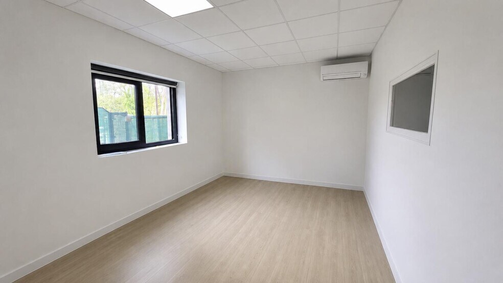 Light Industrial in La Crau to rent - Building Photo - Image 3 of 9