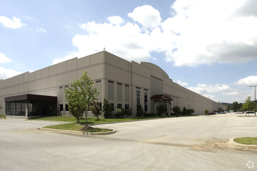 4400 Commerce Crossings Dr, Louisville, KY for sale - Building Photo - Image 1 of 1