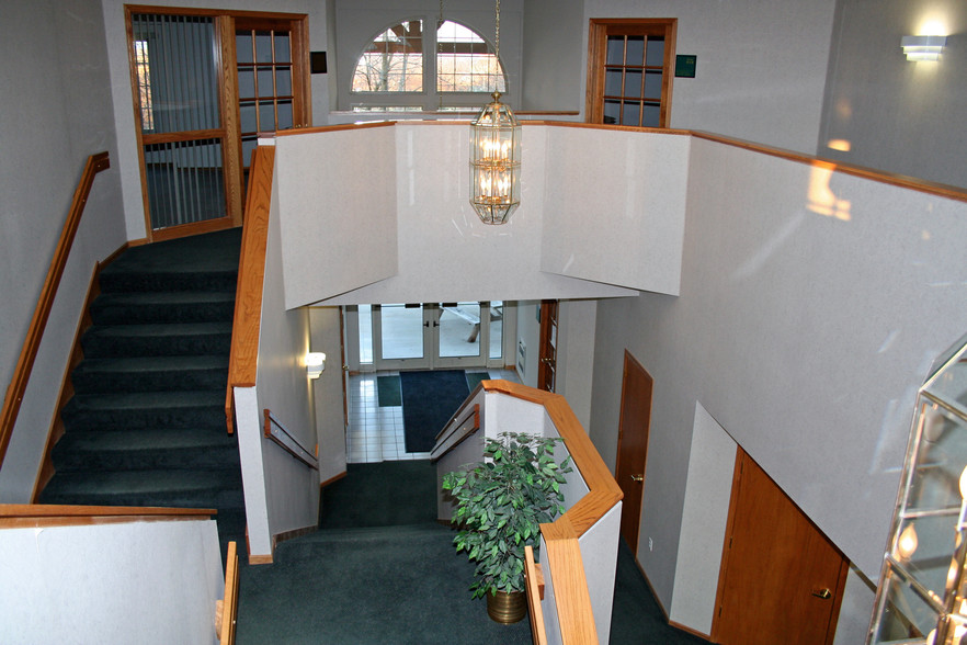 W175N11163 Stonewood Dr, Germantown, WI for rent - Lobby - Image 2 of 11