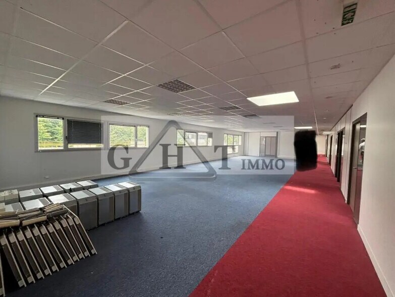 Office in Buc to rent - Building Photo - Image 3 of 3