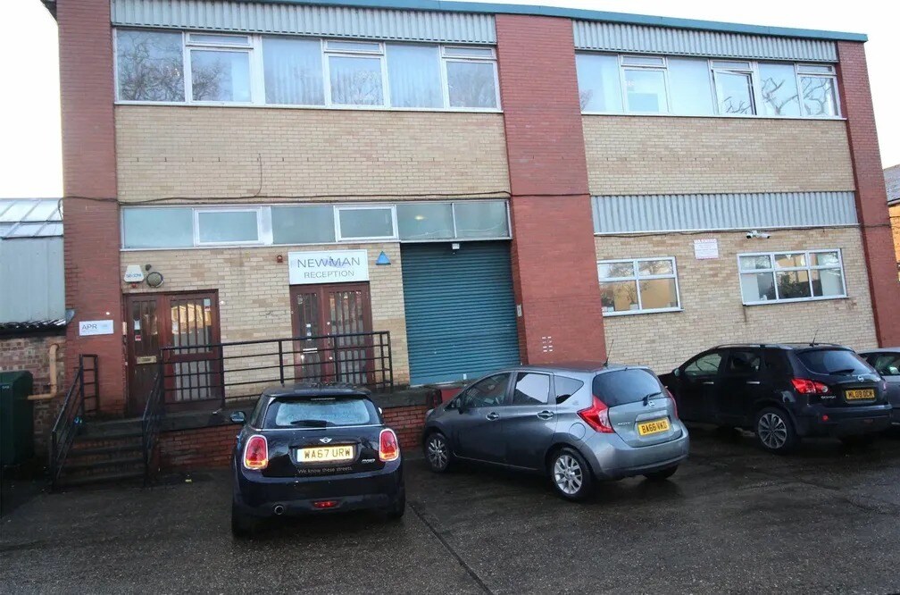 Queens Rd, EN5 4DL UK