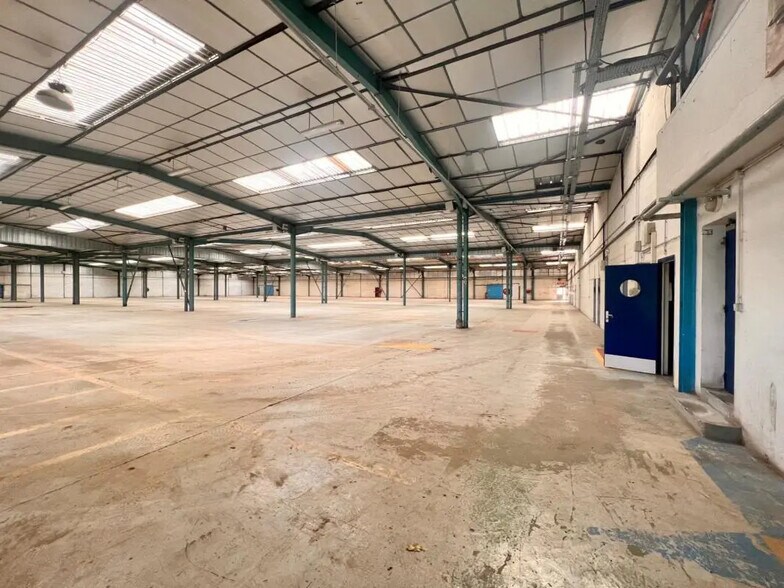 Office in Coignières to rent - Building Photo - Image 3 of 15