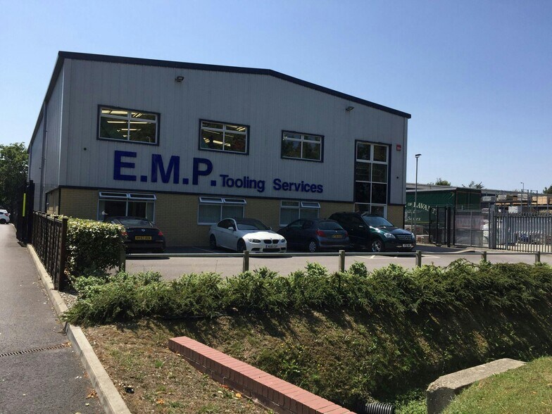 4 Solent Rd, Havant to rent - Building Photo - Image 2 of 8