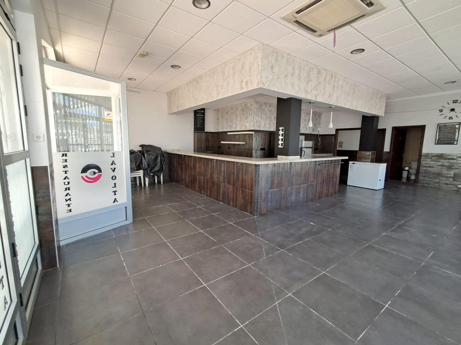 Retail in Santa Pola, Alicante to rent Interior Photo- Image 1 of 7