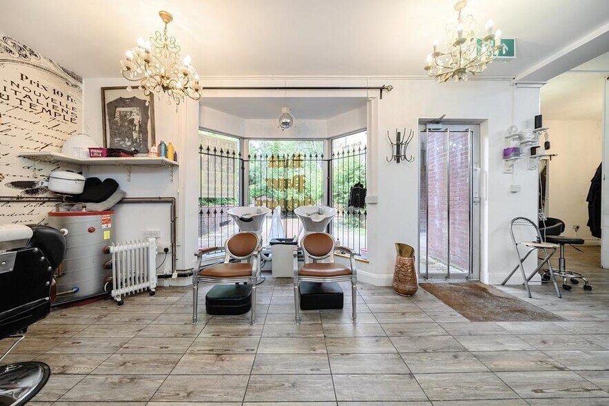 2 Bishops Walk, Pinner to rent - Interior Photo - Image 3 of 13